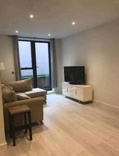 Central Camberley Apartment - Parking - Garden