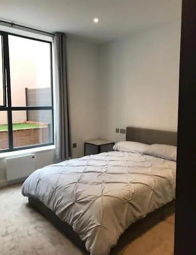Central Camberley Apartment - Parking - Garden