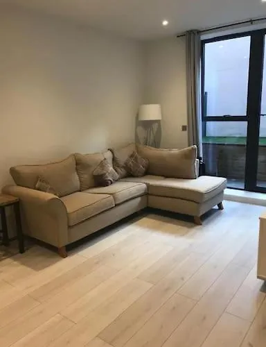Central Camberley Apartment - Parking - Garden