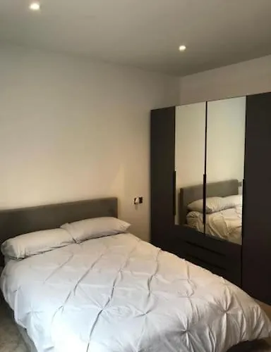 Central Camberley Apartment - Parking - Garden